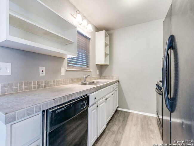 Building Photo - Charming Home Awaits: Spacious & Modern Living in a Prime Location