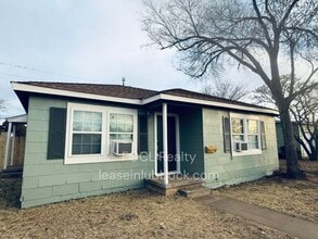 Building Photo - 2 bedroom, 1 bath - Large back yard