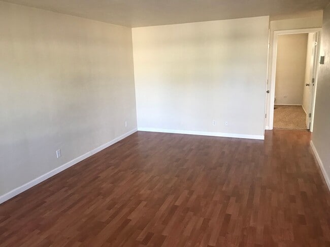 Building Photo - 1 bed 1 bath upstairs apartment near downt...