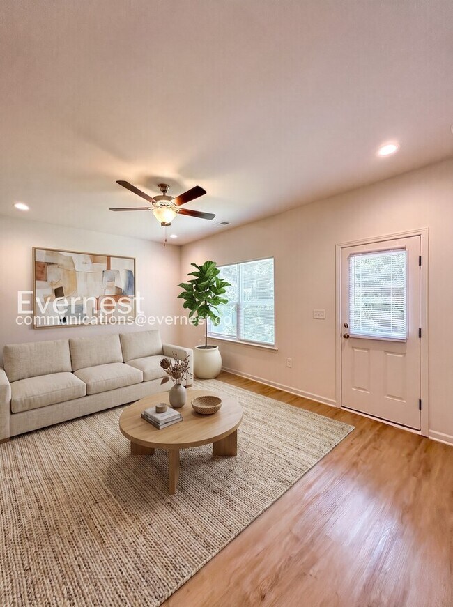 Building Photo - 3 Bed, 2 Bath Home with Garage / Pet-Friendly / Vouchers Accepted / Coming Soon!