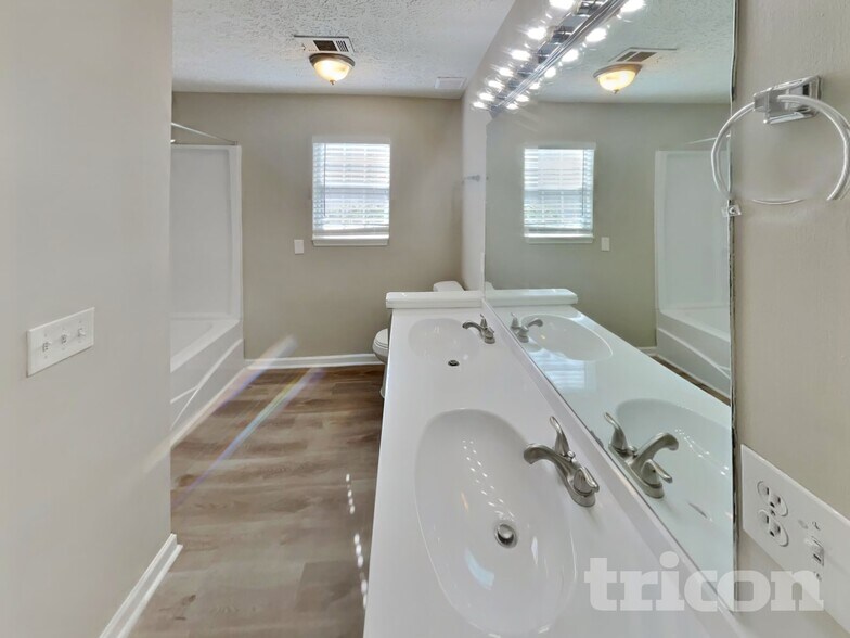 Building Photo - 2773 Riverbend Dr