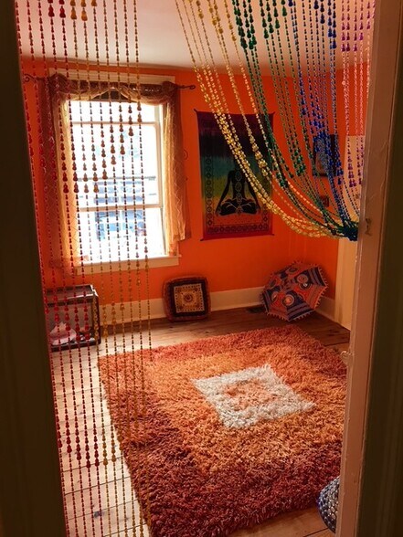 Building Photo - 56 Maple St