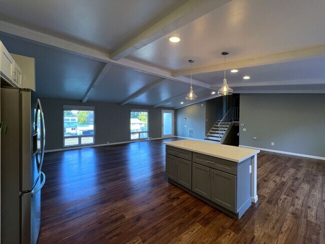 Building Photo - 3 Bedroom 2.5 Bath in Desirable Renton Fairwood Greens