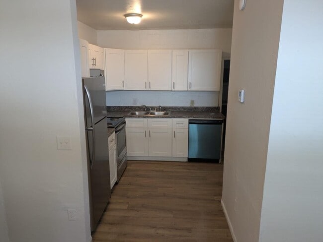 Building Photo - 637 NE Waldo Rd