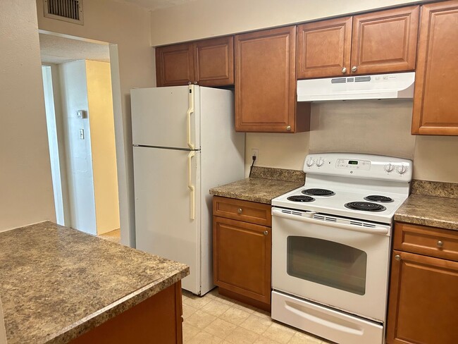 Building Photo - Available Mid April - Lovely 2/2 in in Alt...