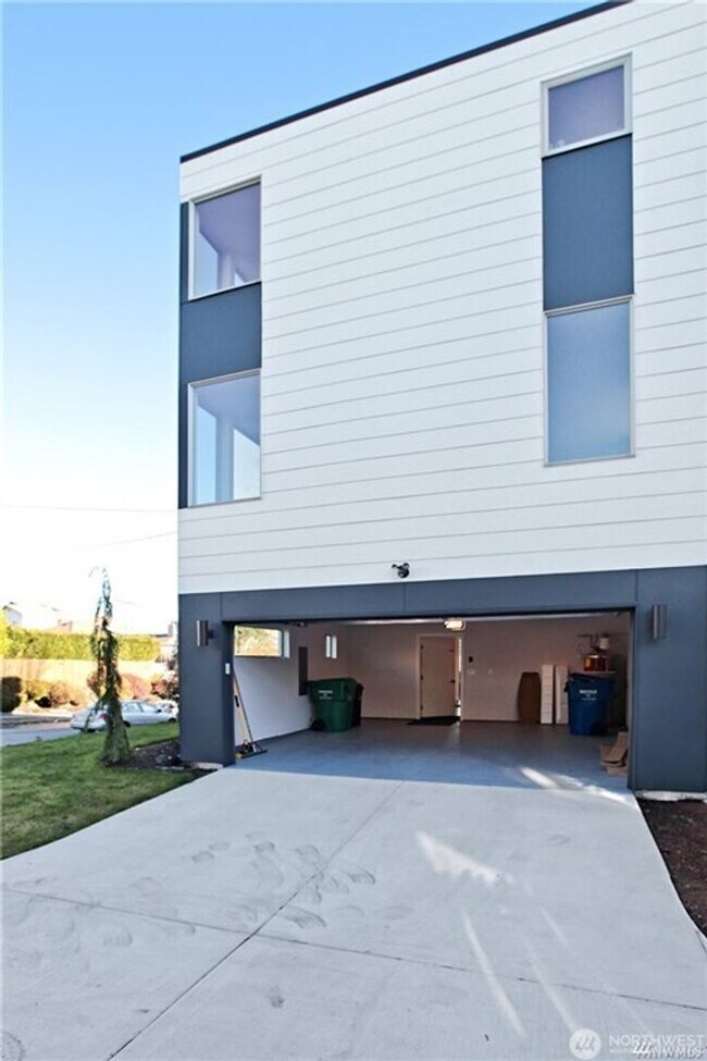 Building Photo - 5207 S Willow St