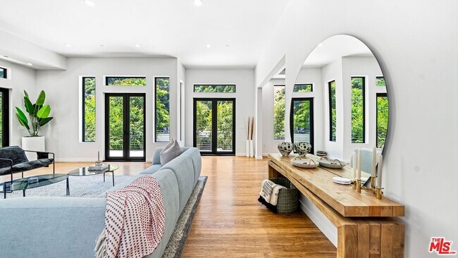 Building Photo - 1846 N Franklin Canyon Dr