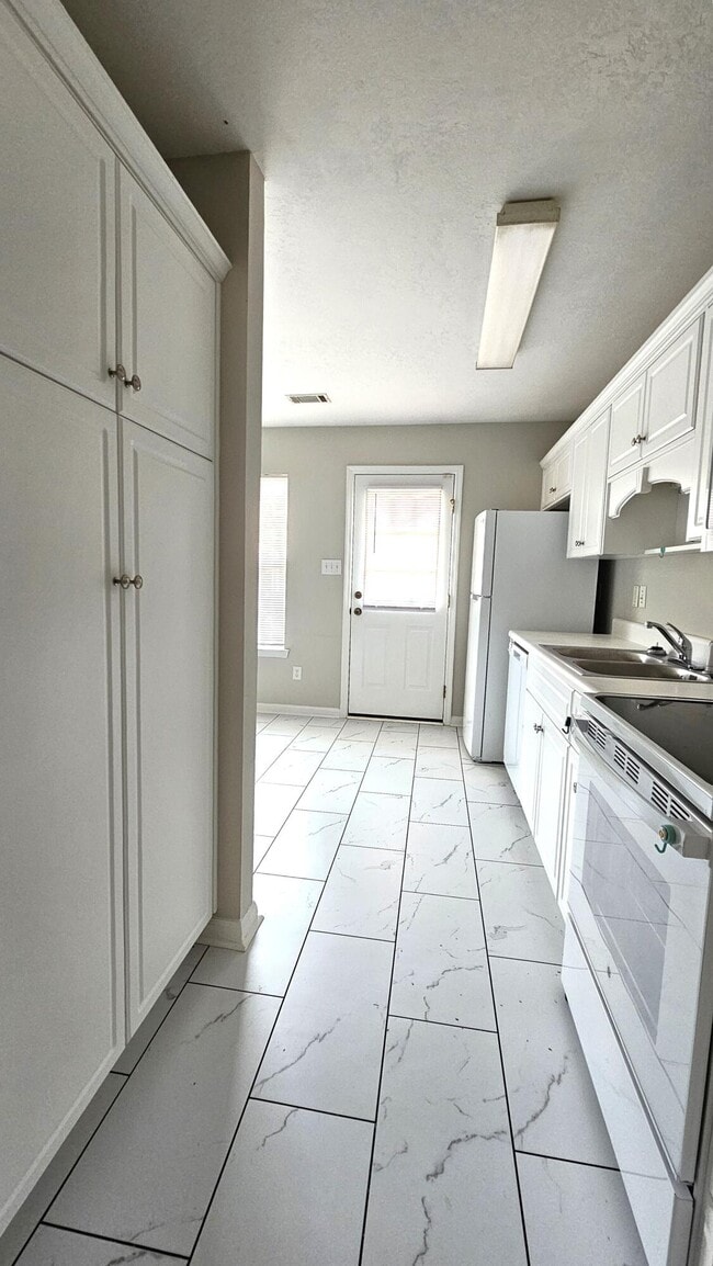 Building Photo - 340 Greendale Pl