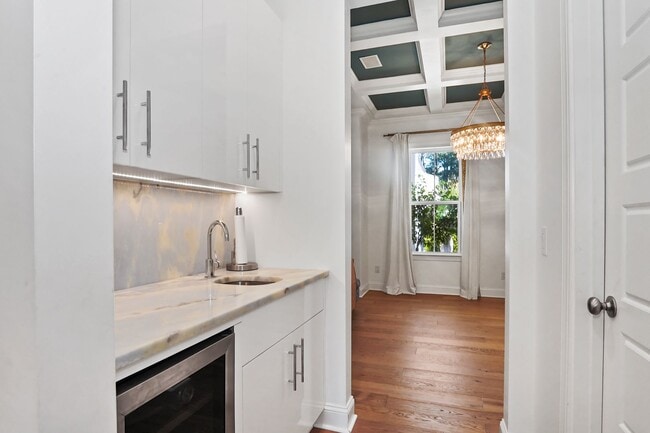 Building Photo - Pool/ Waterfront/ Custom Home in Waterways!