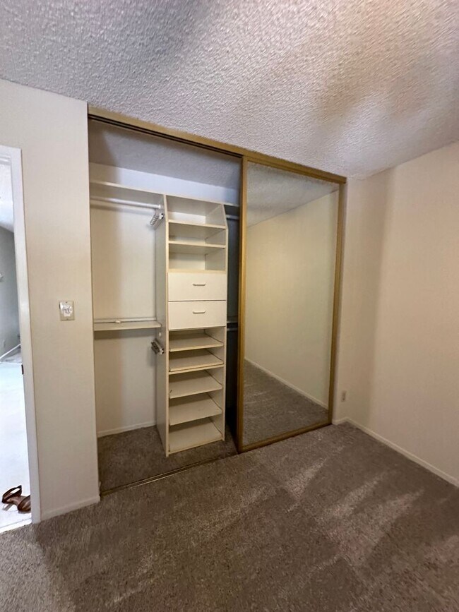 Building Photo - 2 bedroom, 1 bath condo in Mountain View