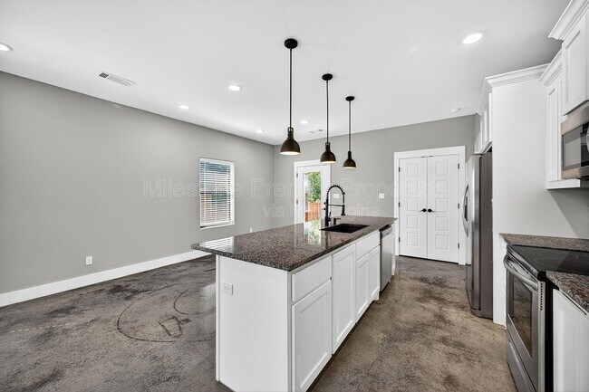 Building Photo - 1507 S 7th Ave