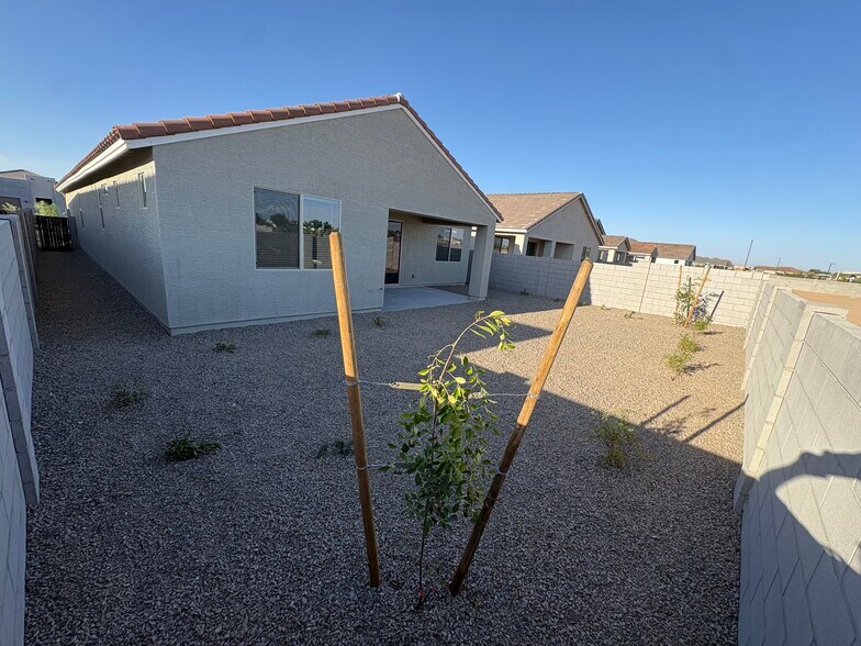 Building Photo - 675 W Riparian Dr