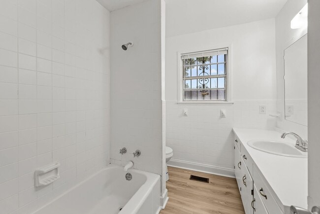 Building Photo - Charming 3 Bedroom, 2 Bathroom house