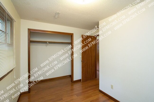 Building Photo - WEST AMES!! - 2 Bedroom, 1 Bath Duplex in ...