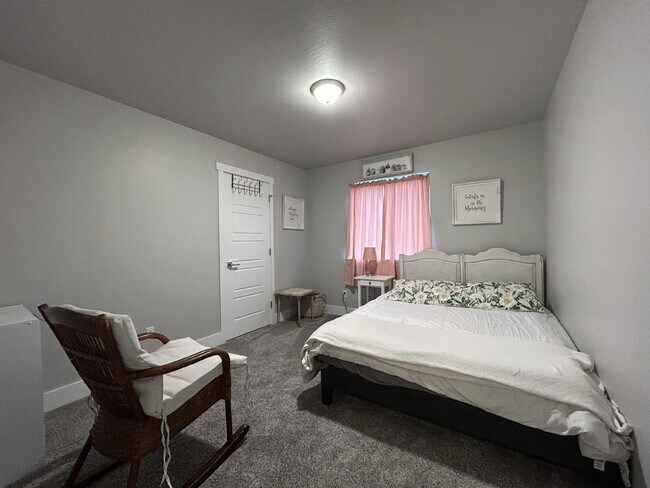 Building Photo - Beautiful Fully Furnished 3 Bed, 2.5 Bath Townhouse on Corner Lot