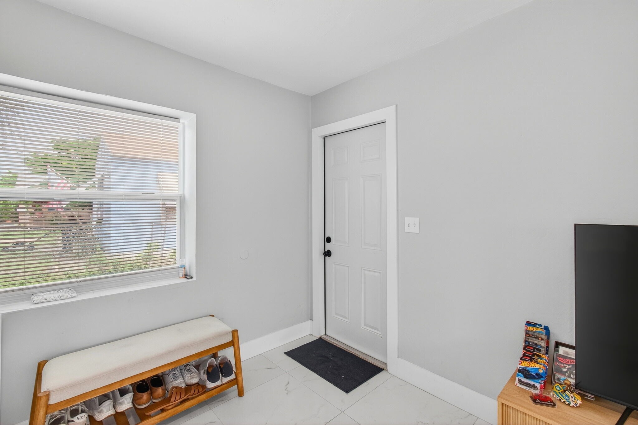 Building Photo - 614 N E St