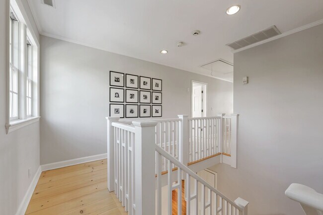 Building Photo - 26 Shore Acre Dr