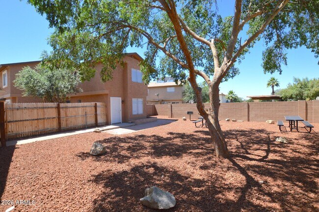 Building Photo - 1418 E Knoll Cir