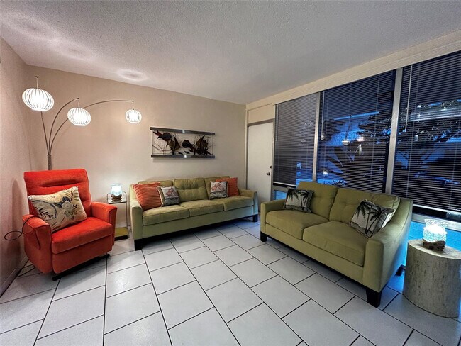 Building Photo - 4630 Poinciana St