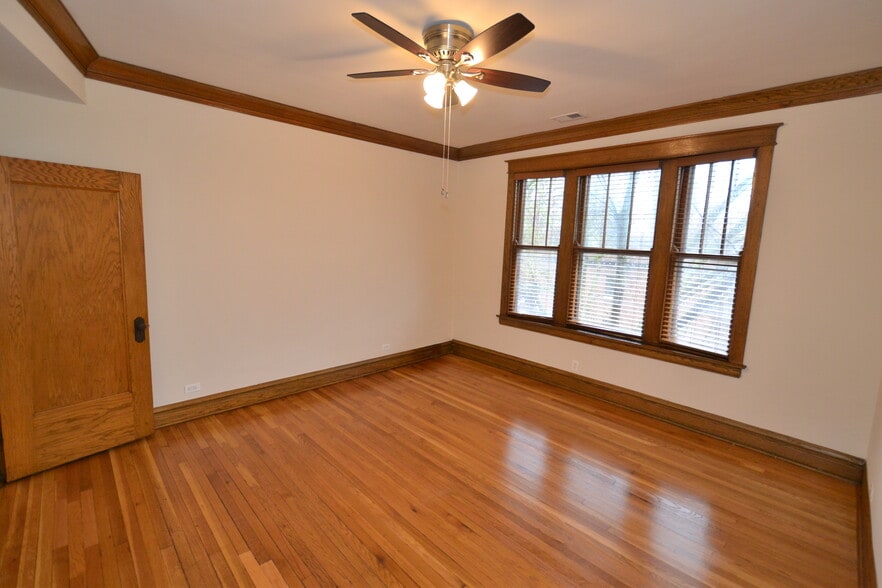 Building Photo - 3767 N Lakewood Ave