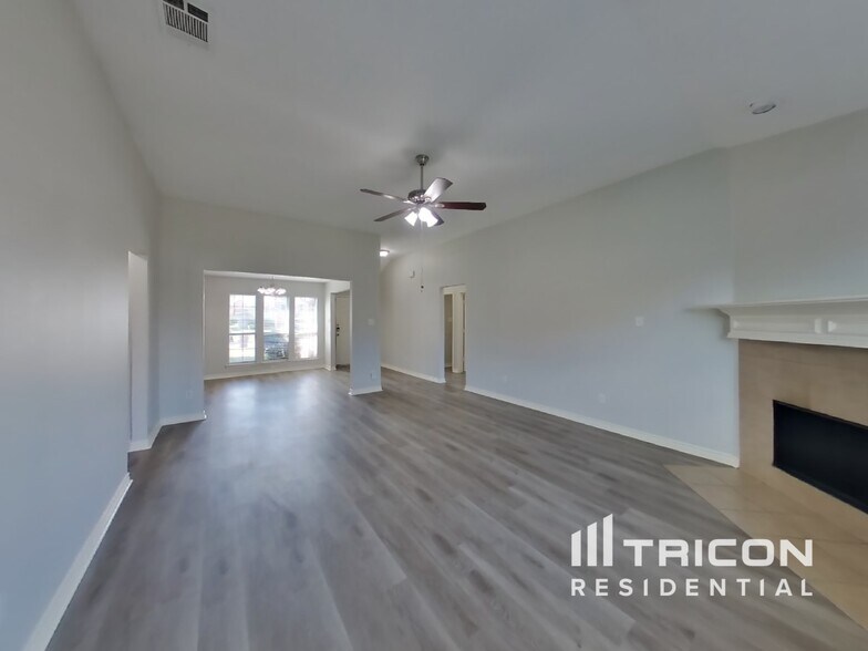 Building Photo - 102 Drycreek Dr