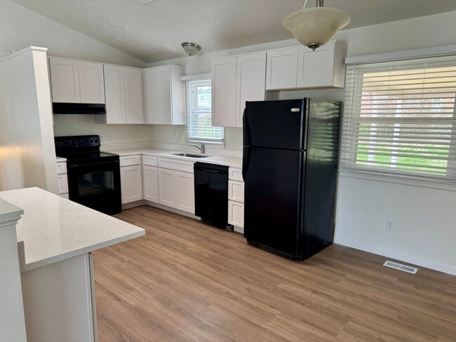 Building Photo - Aylesbury Home