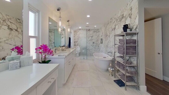 Building Photo - Waterfront Lido Island with Pool