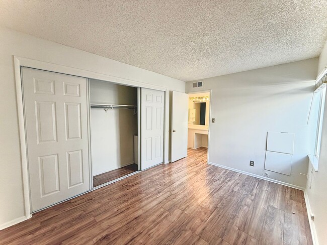 Building Photo - 1 Bedroom Apartment Available Now