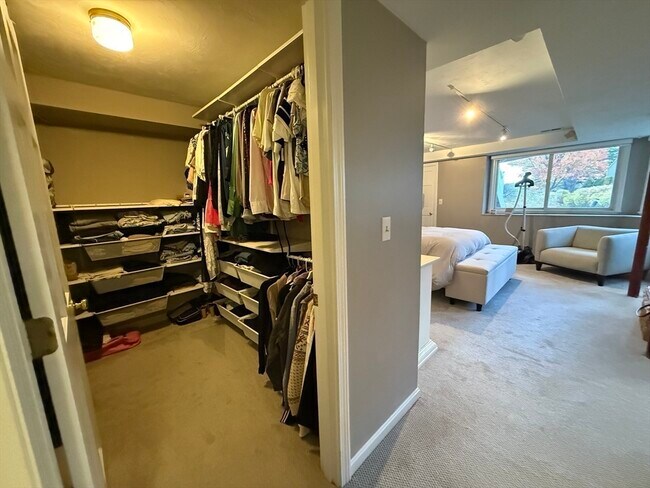 Building Photo - 46 Pointe Rok Dr