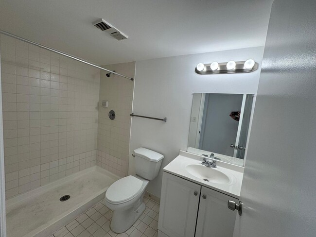 Building Photo - Spacious 2 bedroom, 2 bath condo, West Pal...