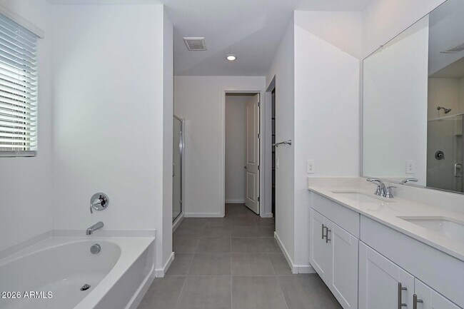 Building Photo - 16004 W Honeysuckle Dr