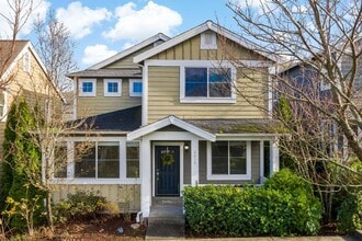Building Photo - Enjoy this immaculate home in a park-like setting showcasing the beauty of the Issaquah Highland ...