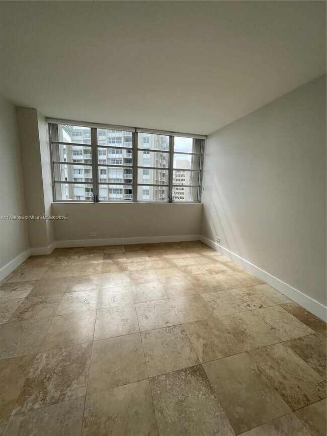 Building Photo - 1408 Brickell Bay Dr