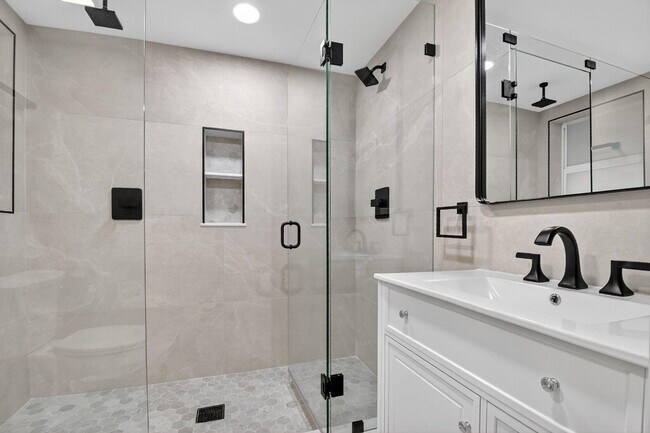 Building Photo - 409 47th St