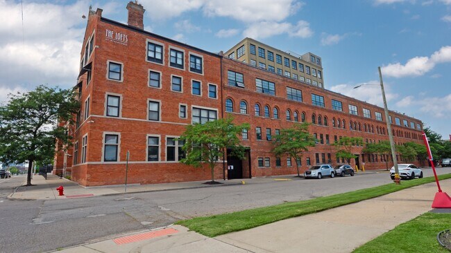 Building Photo - 6533 E Jefferson Ave
