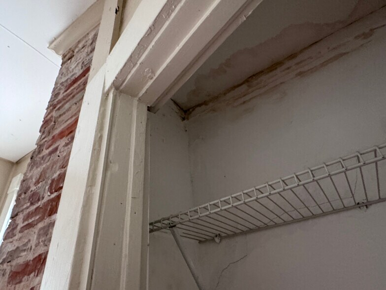 Building Photo - 114 NE Tuscawilla Ave