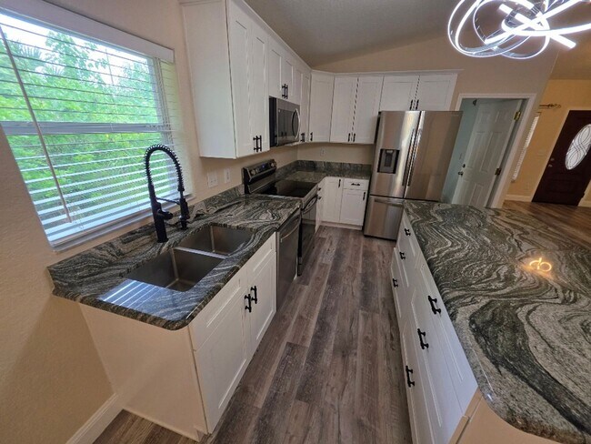 Building Photo - Beautiful 3 Bedroom 2 Bathroom Daytona Beach Home