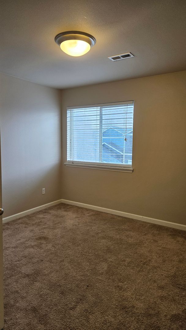 Building Photo - Hawks Praire Lacey 3 Bdrm Home!