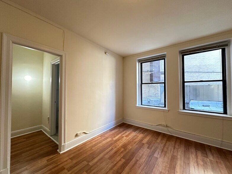 Building Photo - 3335 W Diversey Ave