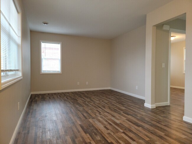 Family room - 316 Lewis St S