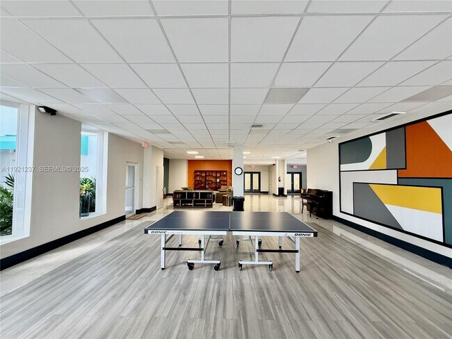 Building Photo - 3140 S Ocean Dr