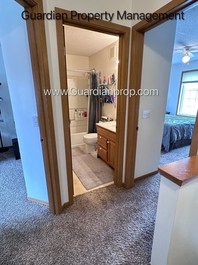 Building Photo - Apple Valley Town Home, 1 Car Garage, Laundry in Unit, Storage