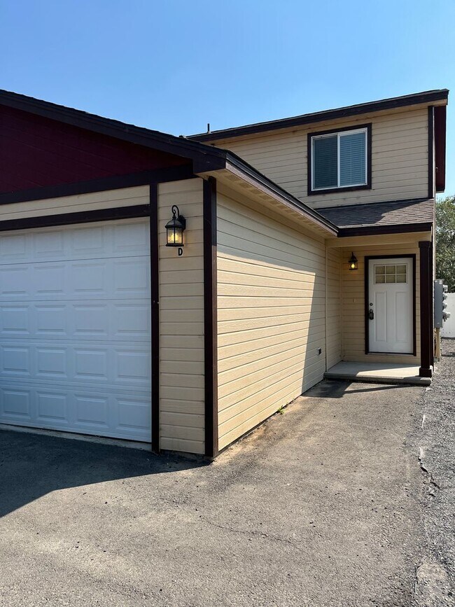 Building Photo - Beautiful Townhouse Available Now! Move In Special offering a $150 Move In Credit!