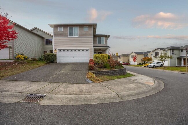 Building Photo - ** NO SHOWINGS, WE ALREADY HAVE AN APPLICA...