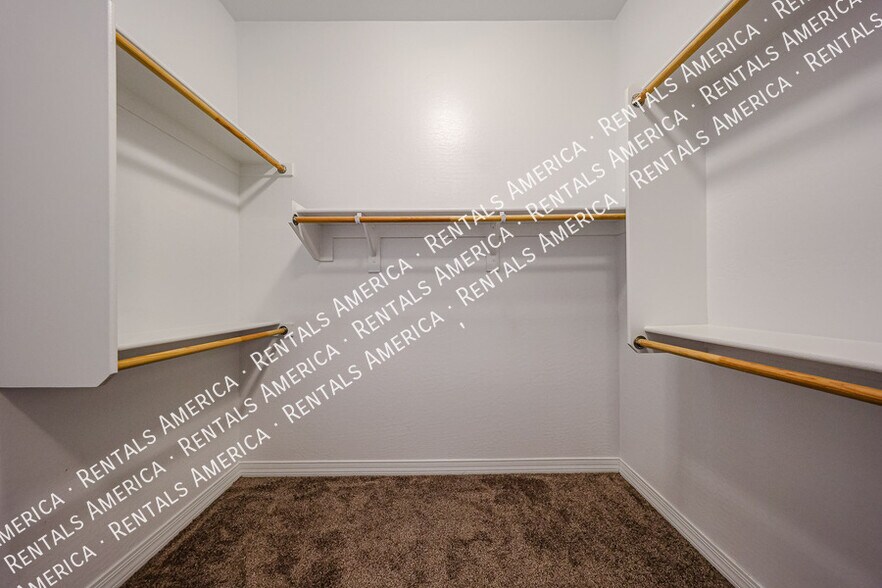 Building Photo - 3325 E Coconino Dr