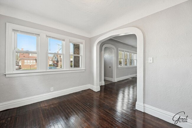Building Photo - 3 bedroom 2 bath $1375