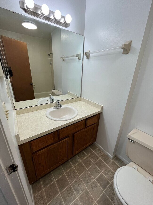 Building Photo - **COMING SOON** 2 Bedroom, 2.5 bathroom Townhouse near UCF
