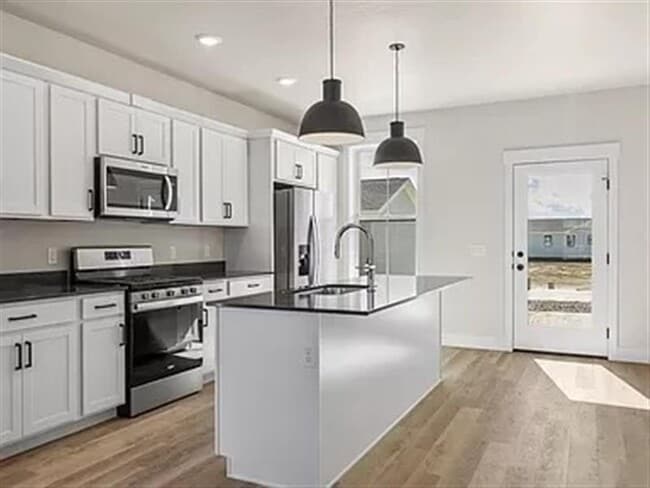 Building Photo - Exquisite Home