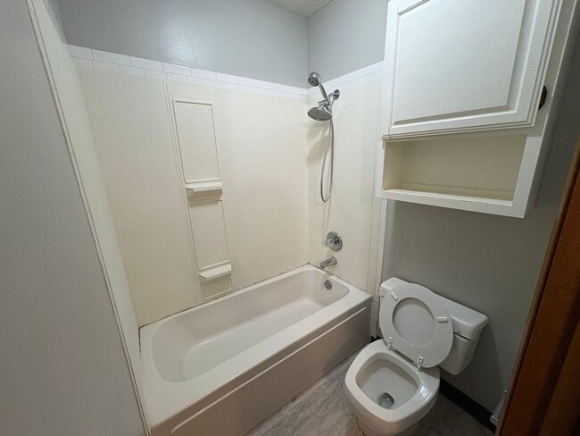 Building Photo - 4 Bedroom Apartment in Central MHK - Near Aggieville!