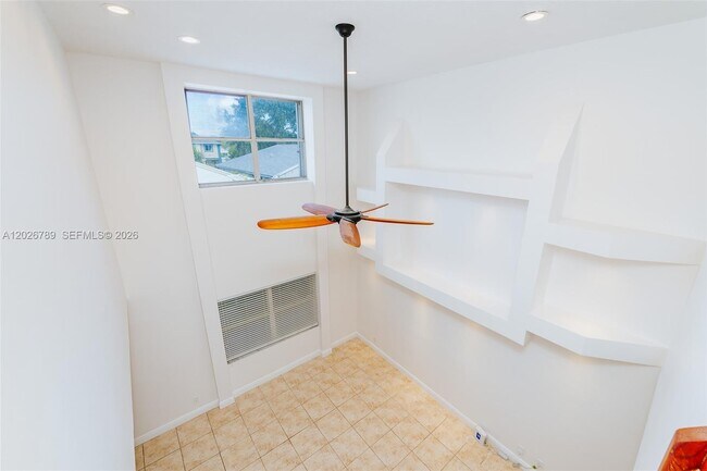 Building Photo - 305 S Ketch Dr